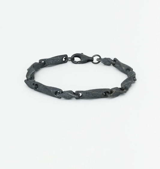 A Bracelet That Moves Like a Thought: The Mobius Silver Chain