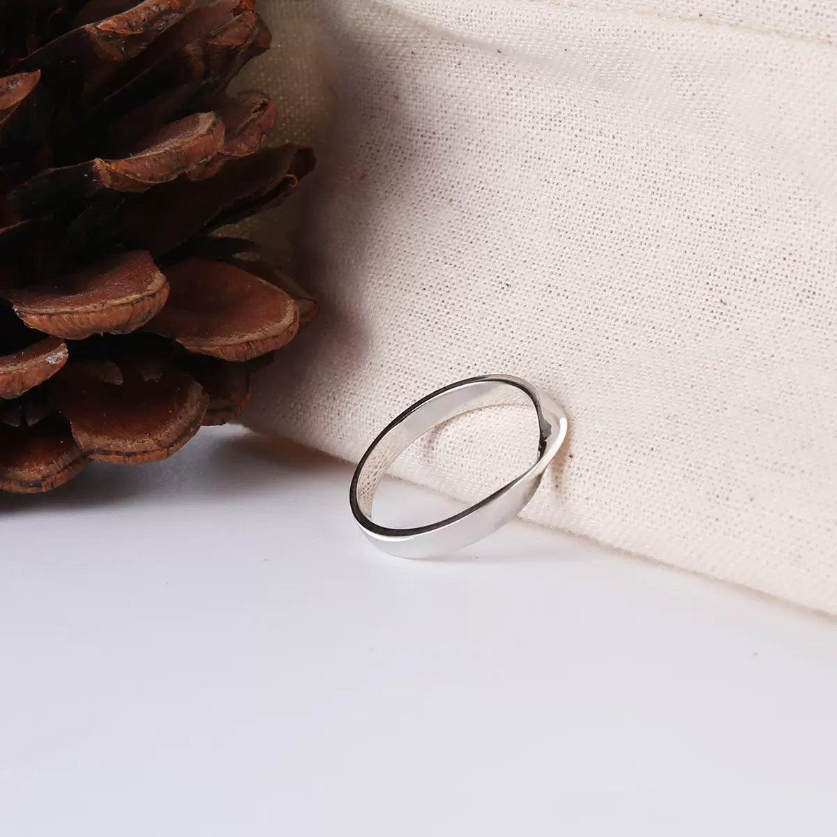 Pt999 Pure Platinum Möbius Ring - LOVELY ROBIN