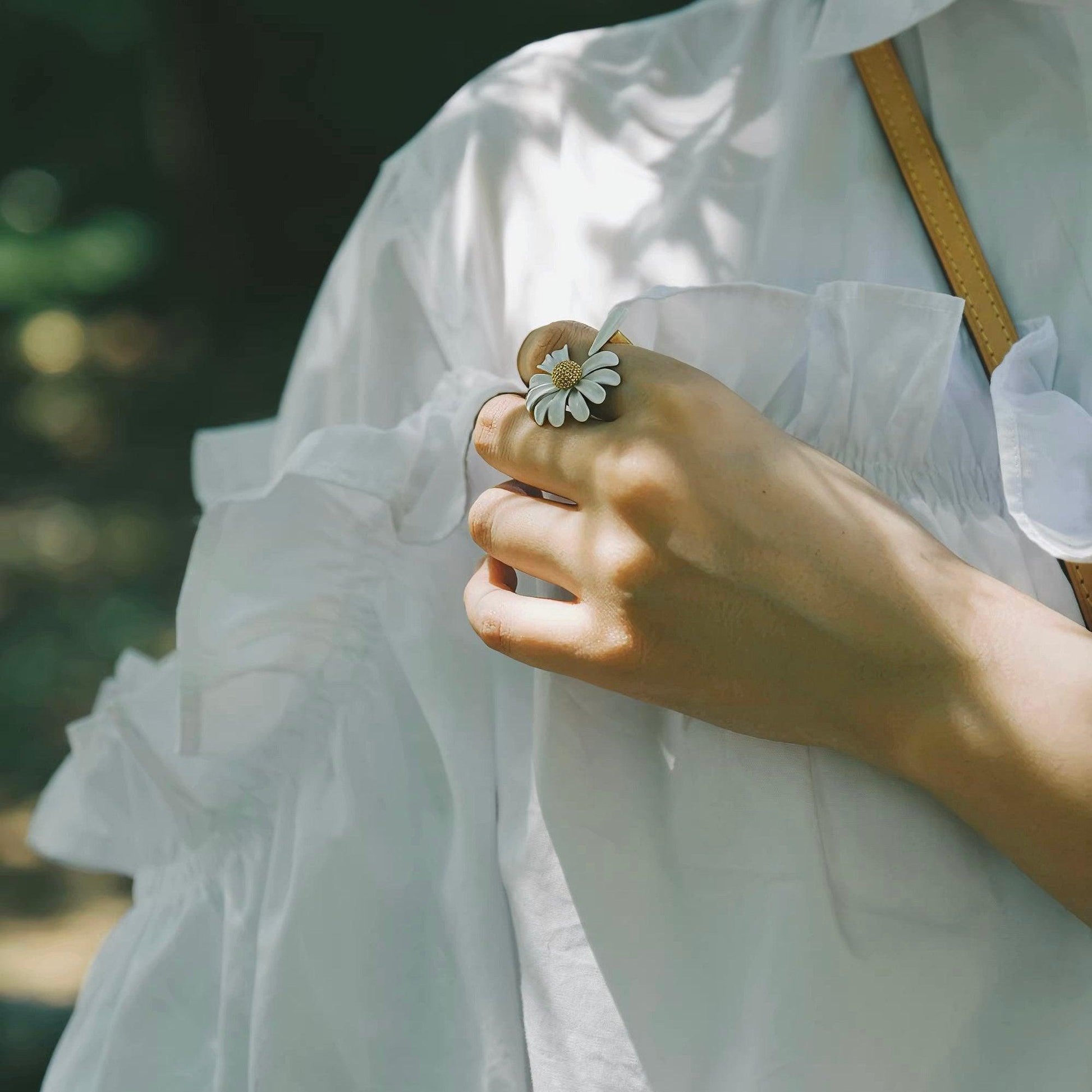 Daisy Enamel Flower Ring - LOVELY ROBIN