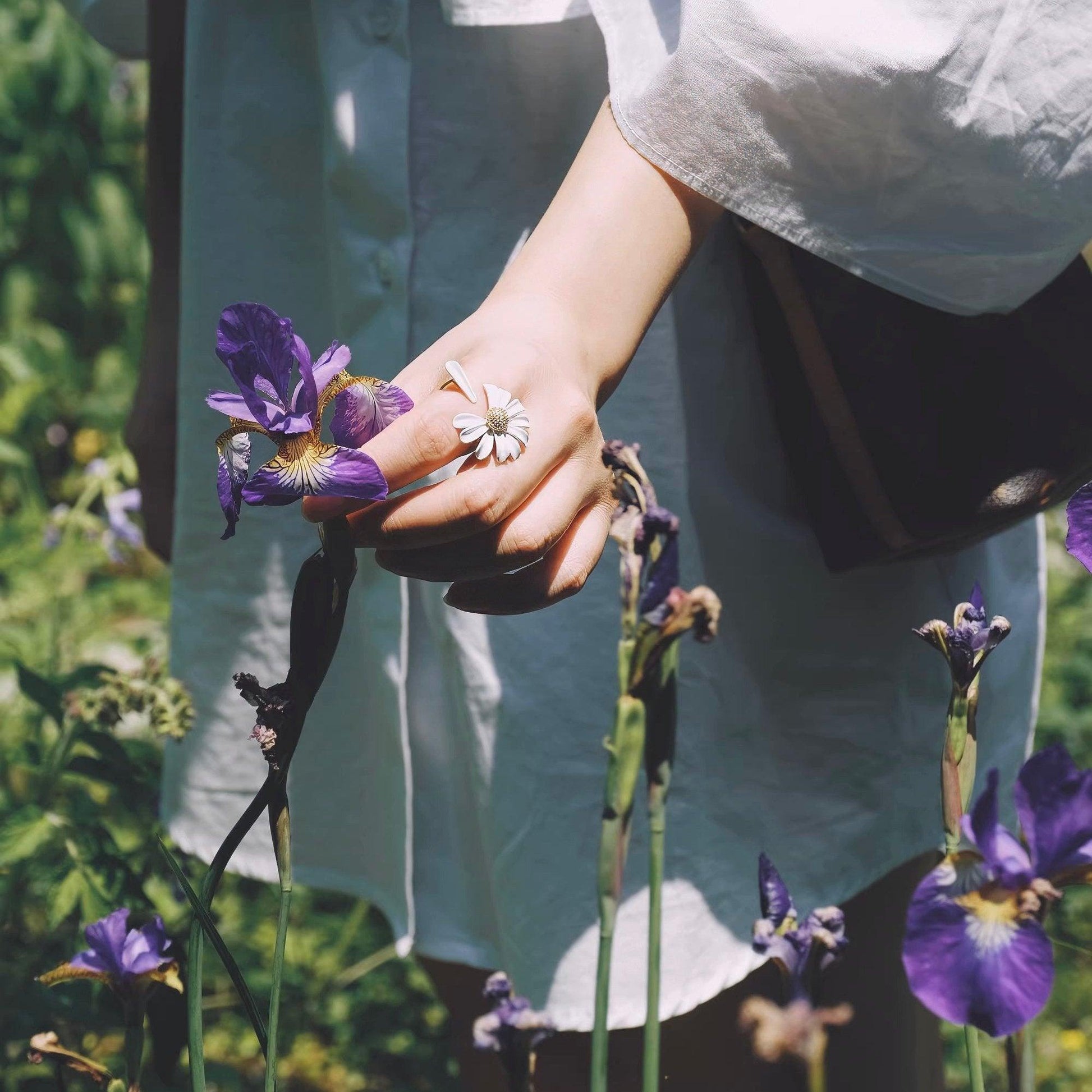 Daisy Enamel Flower Ring - LOVELY ROBIN