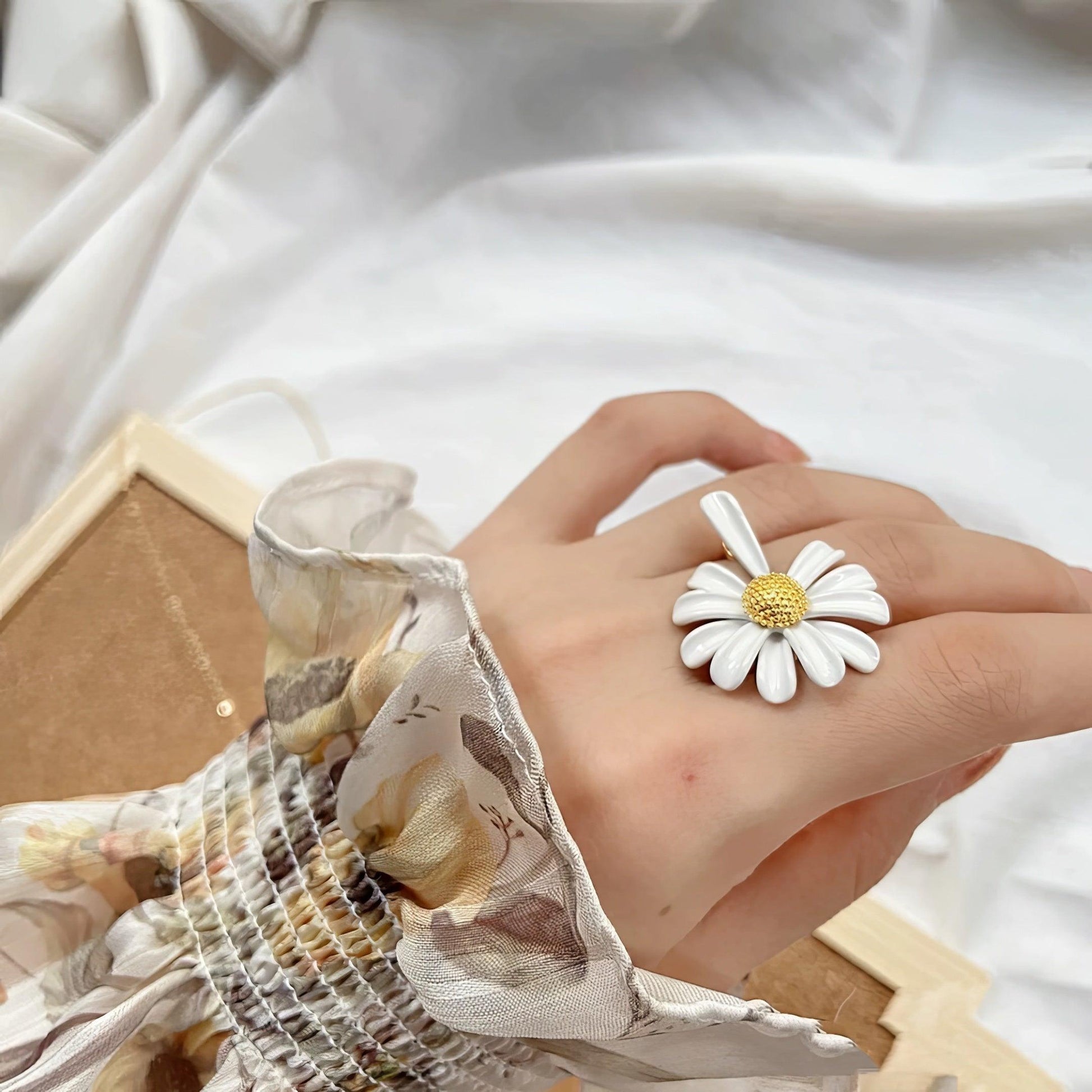 Daisy Enamel Flower Ring - LOVELY ROBIN